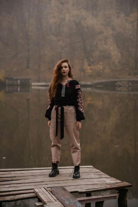 Damen-Wyschywanka „Suzirya“ in Schwarz von 2KOLYORY