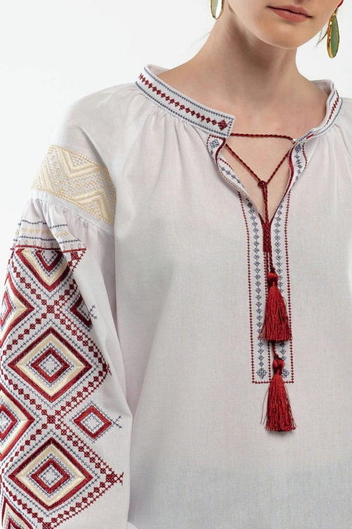 Вышиванка женская "Созвездие" белая – элегантность и традиционная красота в каждой детали.