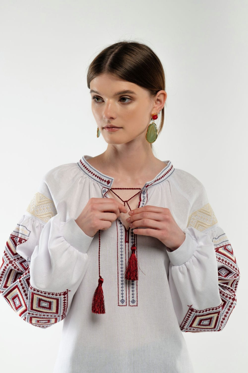 Вышиванка женская "Созвездие" белая – элегантность и традиционная красота в каждой детали.