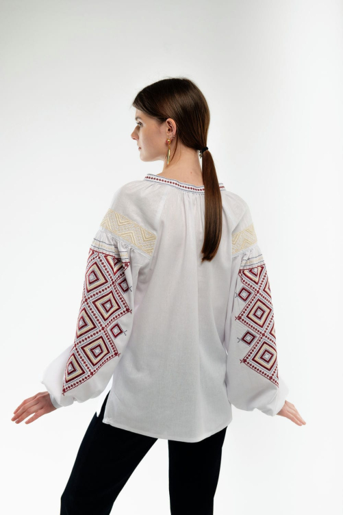 Вышиванка женская "Созвездие" белая – элегантность и традиционная красота в каждой детали.