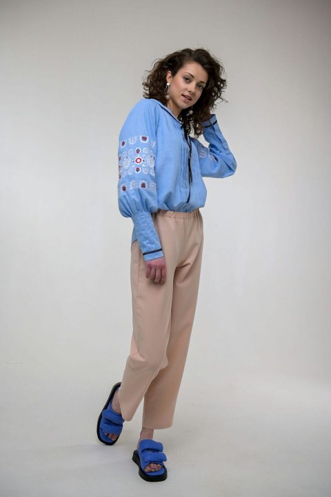 Vyshyvanka femenina „Shypit” color azul celeste de 2KOLYORY