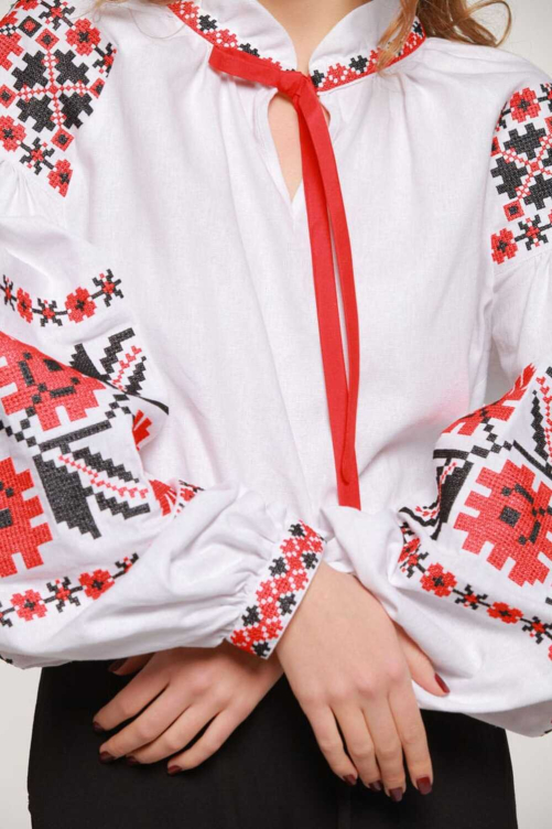 Вышиванка женская "Цветы звезды" – волшебное сочетание традиций и элегантности.