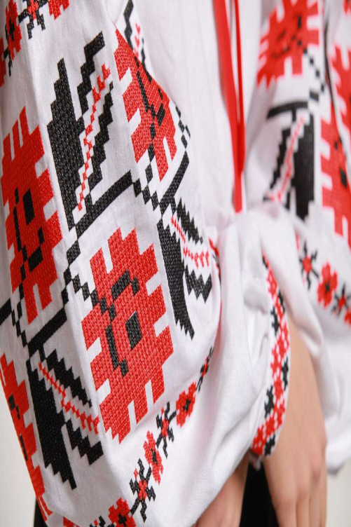 Вишиванка жіноча "Квіти зорі" – чарівне поєднання традицій і елегантності.