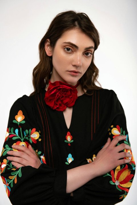 Rochie brodată damă „Dykanka” neagră de la 2KOLYORY
