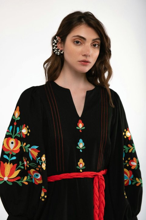 Vestido bordado femenino "Dykanka" negro de 2KOLYORY