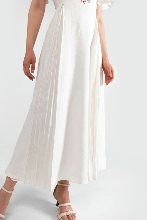 Вышитое платье "Лебедовка" молочное – элегантный и стильный украинский образ.