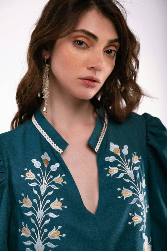 Вышитое платье "Лозовая" морская волна – элегантность и свежесть традиций