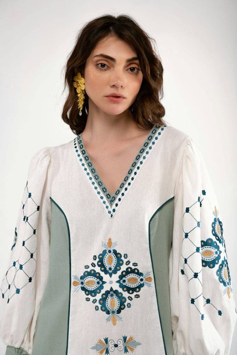 Abito ricamato da donna "Oleksandria" color latte di 2KOLYORY