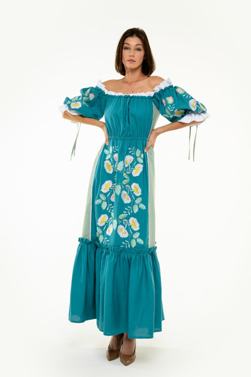 Вышитое платье "Береженка" морская волна – это сочетание изысканного стиля и традиций с ярким акцентом.