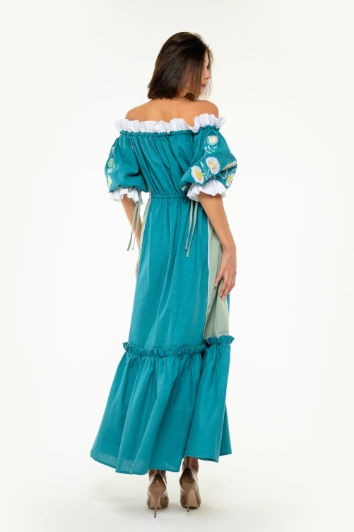 Вышитое платье "Береженка" морская волна – это сочетание изысканного стиля и традиций с ярким акцентом.