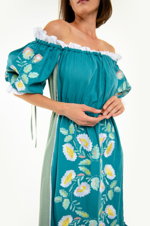 Вышитое платье "Береженка" морская волна – это сочетание изысканного стиля и традиций с ярким акцентом.