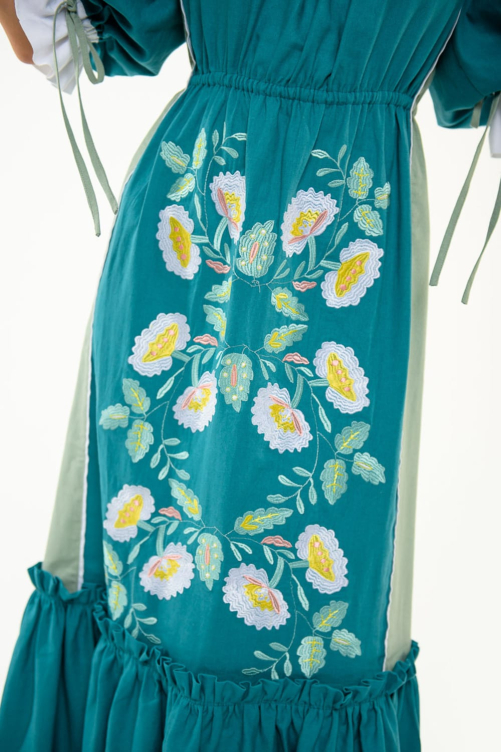 Вышитое платье "Береженка" морская волна – это сочетание изысканного стиля и традиций с ярким акцентом.