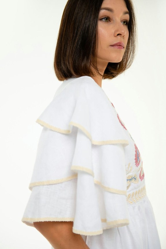 Вышитое платье "Лыбидь" белое – нежность и элегантность в украинских традициях.