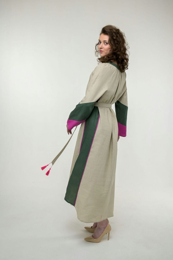 Вышитое платье "Луга" беж – элегантность и выразительность в традиционном украинском стиле.