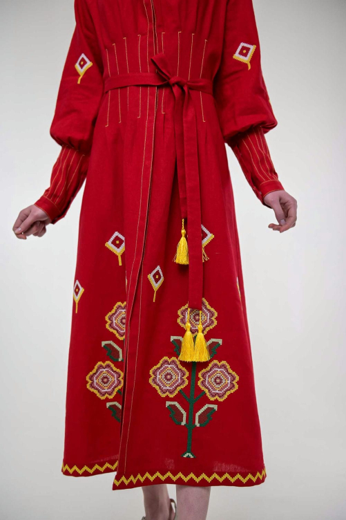 Вышитое платье "Меланка" красное – яркий и изысканный символ украинских традиций.