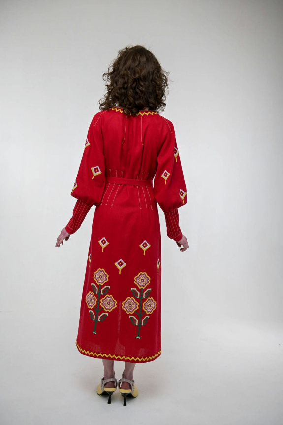 Вышитое платье "Меланка" красное – яркий и изысканный символ украинских традиций.