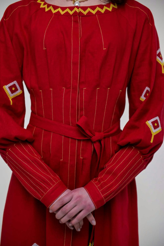Вишита сукня "Меланка" червона – яскравий і вишуканий символ українських традицій.
