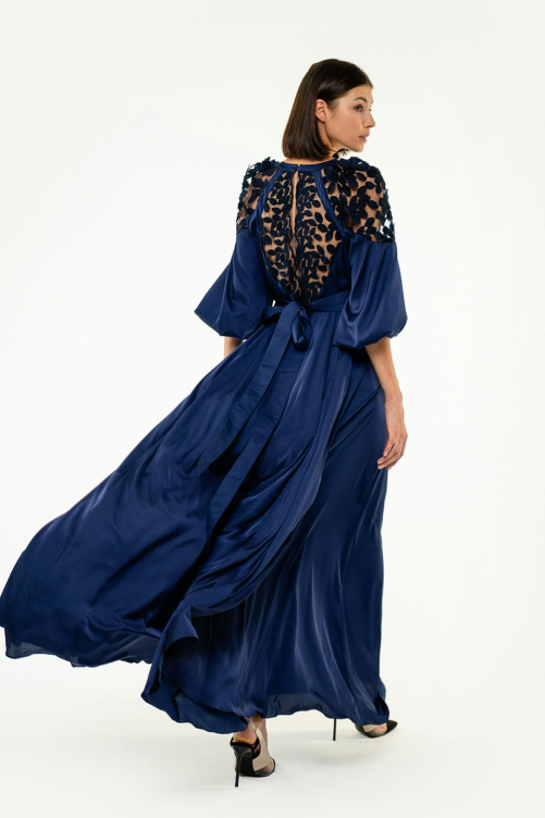 Вышитое платье "Невеста" темносинее  - элегантность и традиции в каждой детали.