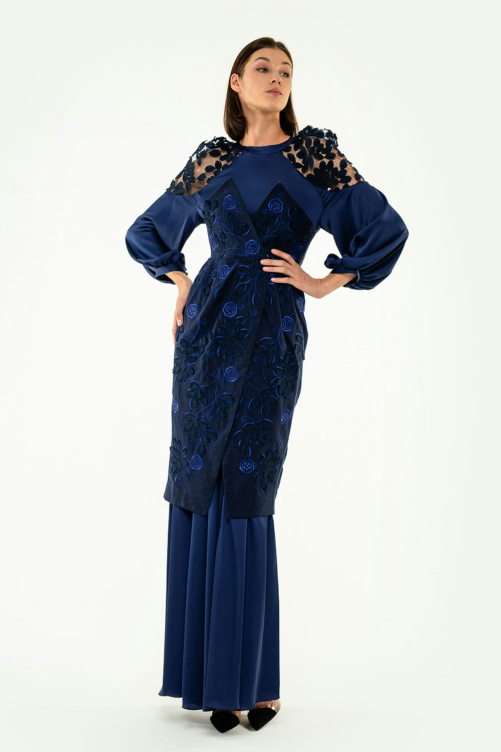 Вышитое платье "Невеста" темносинее  - элегантность и традиции в каждой детали.