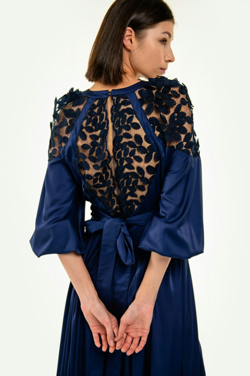 Вышитое платье "Невеста" темносинее  - элегантность и традиции в каждой детали.