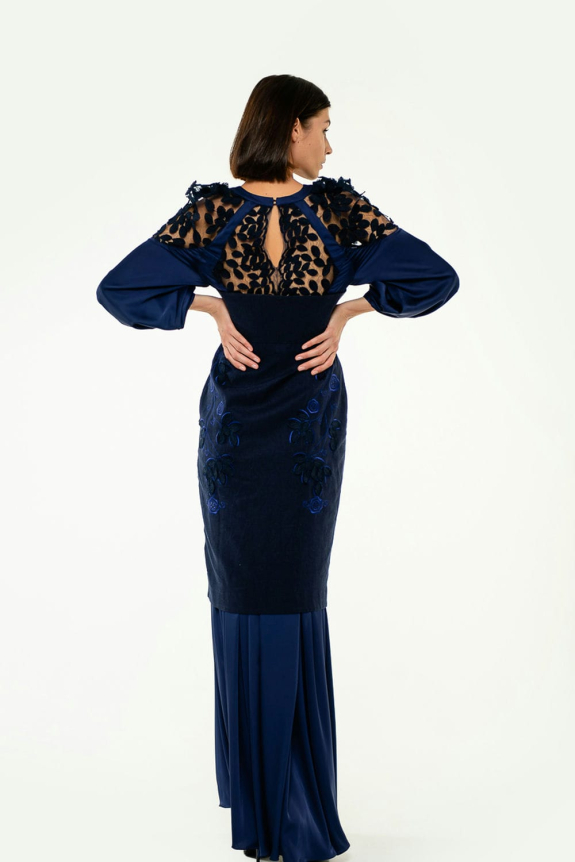 Вышитое платье "Невеста" темносинее  - элегантность и традиции в каждой детали.