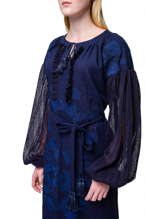 Платье вышиванка "Мольфарка" темно-синее – стиль, мистика и традиции в одном образе.