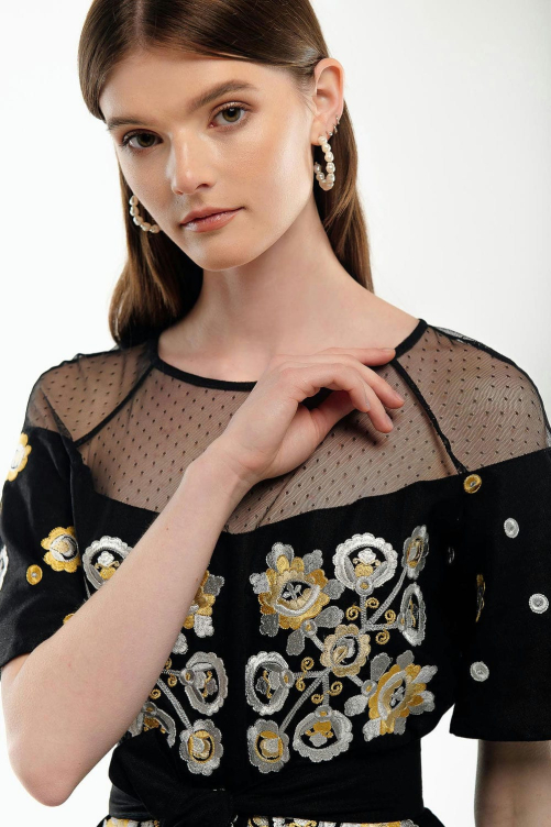 Платье-вышиванка "Ягодка" черное – это стильное сочетание элегантности и традиционных мотивов.