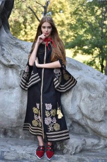 Сукня вишита "Княжна" чорна – величний і елегантний український образ.