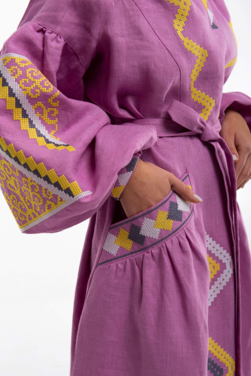 Сукня вишита "Вирій" рожева – яскравий і вишуканий український стиль.