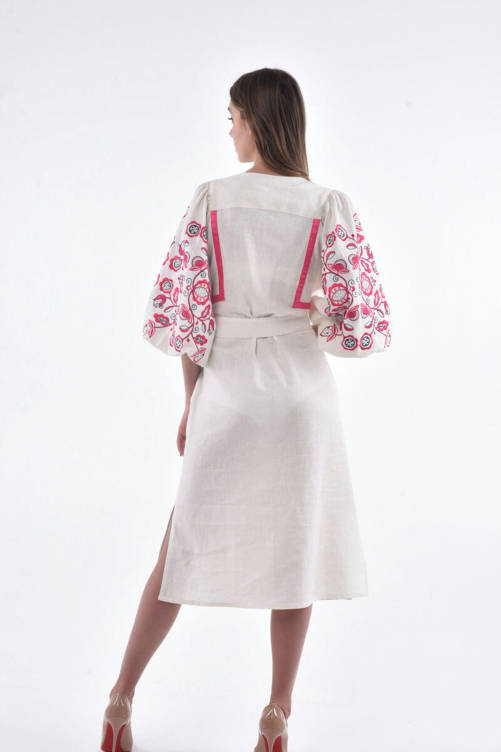 Платье вышитое "Находка" молочное – изысканный и стильный украинский образ.