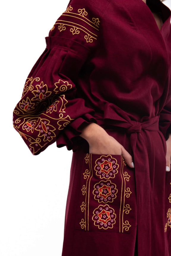 Платье вышитое "Дикая вишня" бордо – элегантный и страстный украинский стиль.