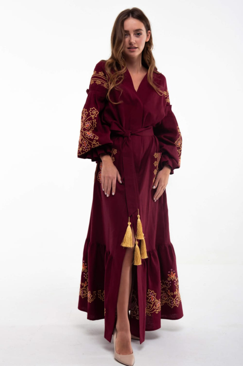 Платье вышитое "Дикая вишня" бордо – элегантный и страстный украинский стиль.