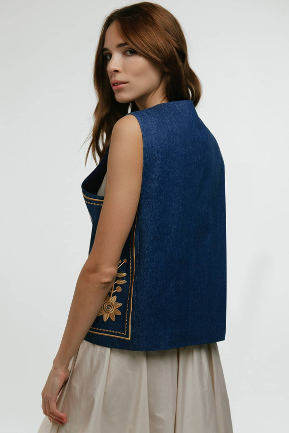 Вишитий жіночий жилет "Петриківка"  джинс – яскраві орнаменти на класичному тлі.