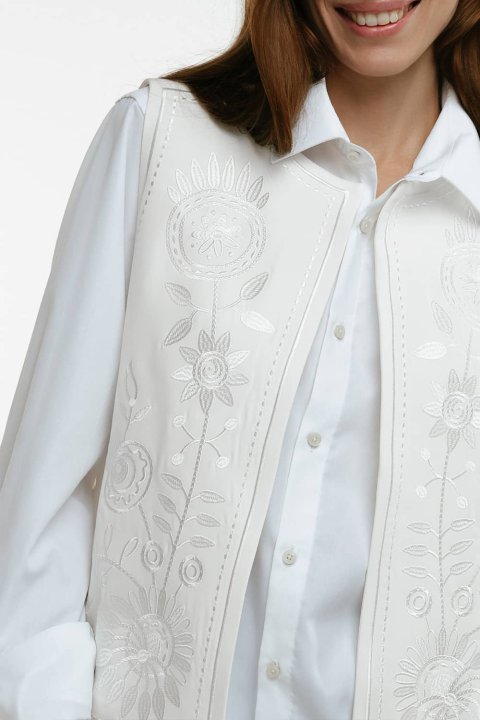 Bestickte Damenweste „Petrykivka“ Cremeweiß – leuchtende Ornamente auf klassischem Hintergrund.