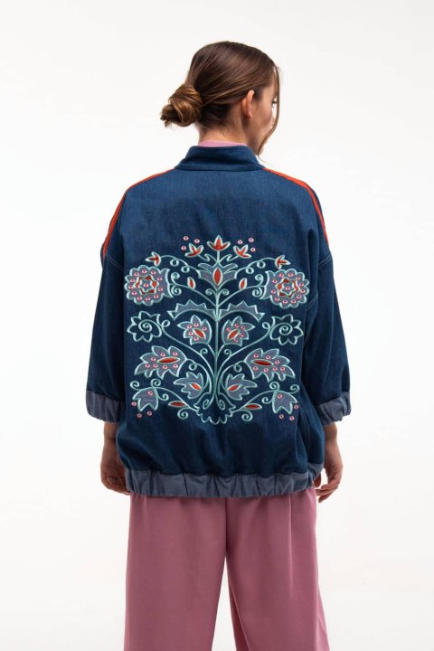Bomber vaquera con bordado "Vesnyanka": una combinación de estilo moderno y tradición.