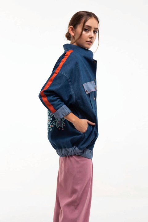 Jacheta bomber din denim cu broderie „Vesnianka” - o combinație de stil modern și tradiții.