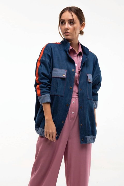 Bomber vaquera con bordado "Vesnyanka": una combinación de estilo moderno y tradición.
