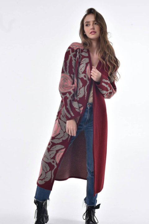 Le cardigan « Shypshyna » bordeaux est un choix élégant et riche pour un look stylé.