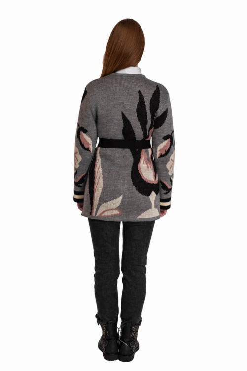 Кардиган "Квітка" сірий – стильне поєднання комфорту і української елегантності.