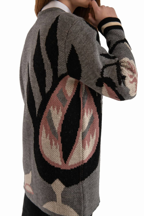 Кардиган "Квітка" сірий – стильне поєднання комфорту і української елегантності.