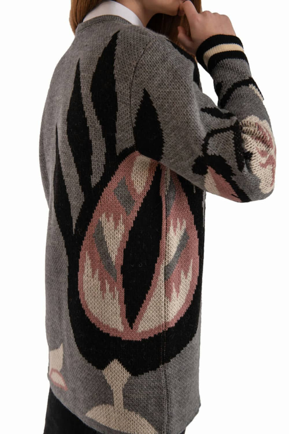 Кардиган "Квітка" сірий – стильне поєднання комфорту і української елегантності.