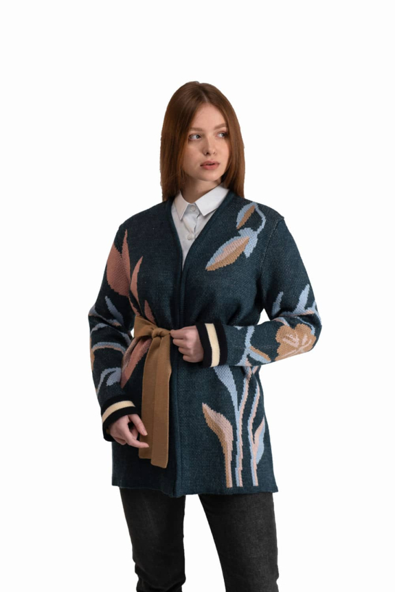 Кардиган "Квітка" темносиній – стильне поєднання комфорту і української елегантності.