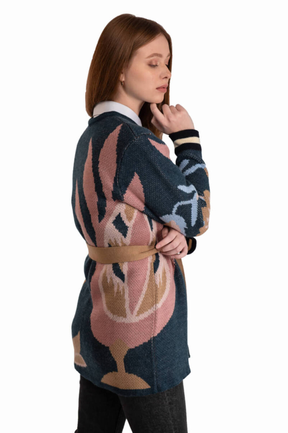 Кардиган "Квітка" темносиній – стильне поєднання комфорту і української елегантності.