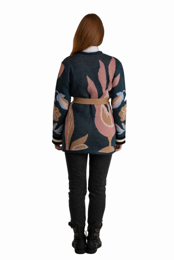 Кардиган "Квітка" темносиній – стильне поєднання комфорту і української елегантності.