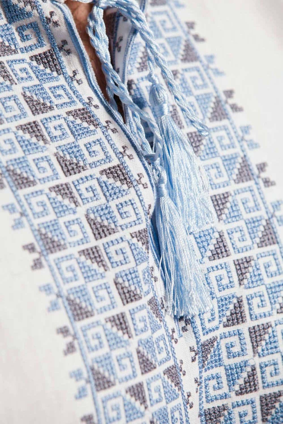 Мужская вышиванка "Две стихии" голубовато-серая – сочетание стиля и традиций