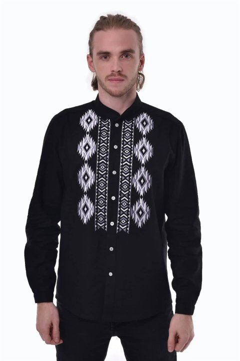 Camicia da uomo ricamata nera „Zvaha“ – eleganza e tradizione ucraina