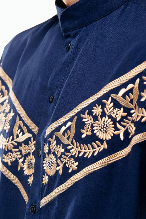 Dunkelblaue Herren-Vyshyvanka – Eleganz in den tiefen Schattierungen der Tradition