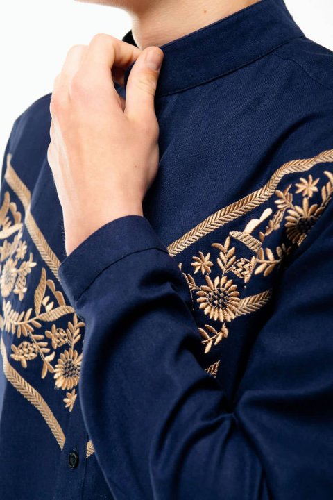 Dunkelblaue Herren-Vyshyvanka – Eleganz in den tiefen Schattierungen der Tradition