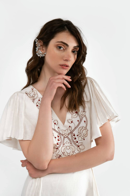 Сімейні вишиванки "Лебедівка" молочні – гармонія традицій та стилю для всієї родини.