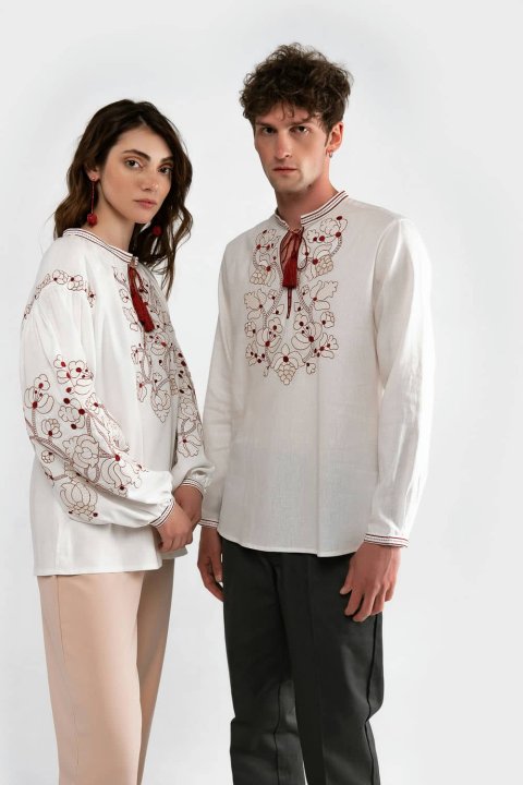 El conjunto familiar bordado "Lebedyne" color leche es un elegante símbolo de unidad y tradición ucraniana.